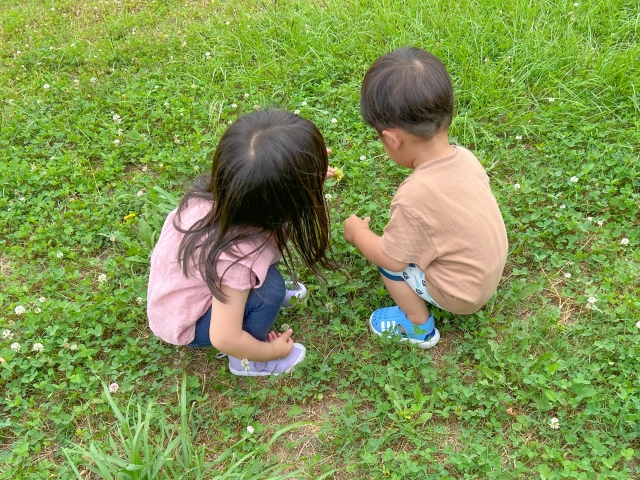 女の子と男の子